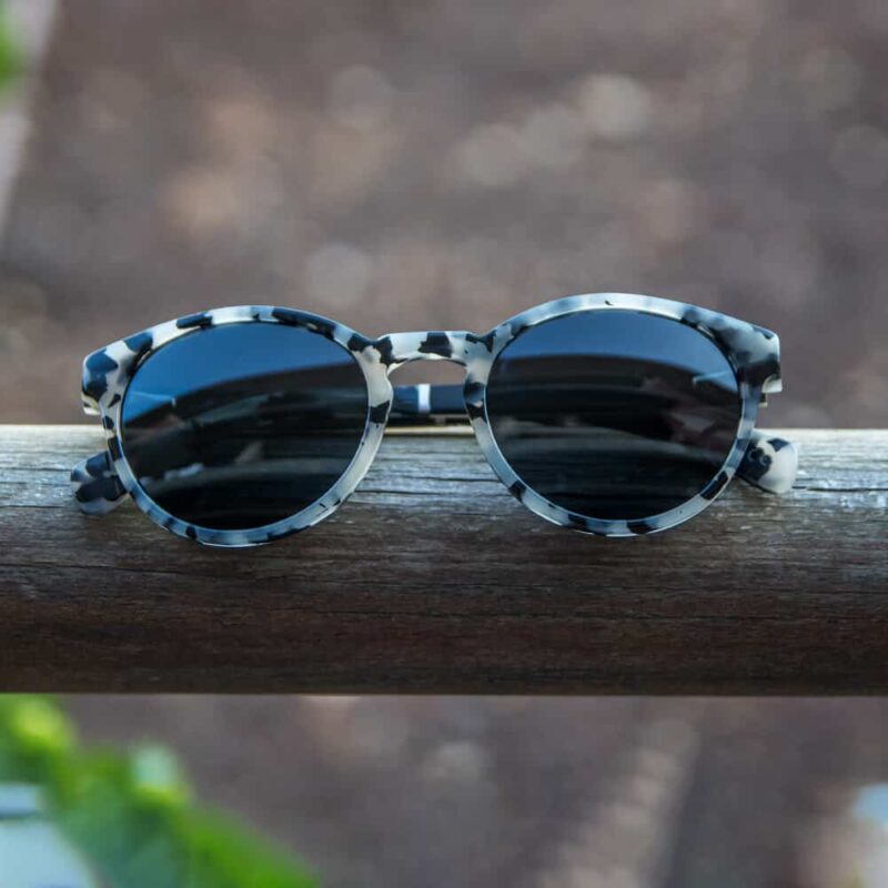 משקפי שמש מאצטט White Totoise ובשילוב זרועות עץ בצבע לבן