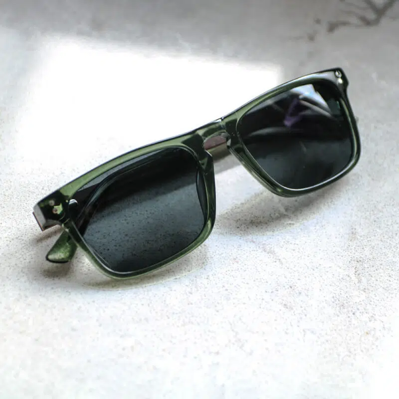 משקפי שמש מלבניים בצבע ירוק שקוף וזרועות עץ - דגם Drama