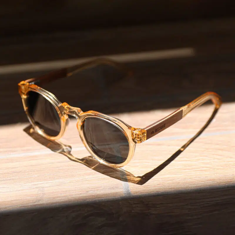 משקפי שמש Sumatra בצבע צהוב שקוף עם זרועות עץ