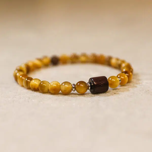 צמיד חרוזים עין הנמר צהוב בשילוב עץ הובנה