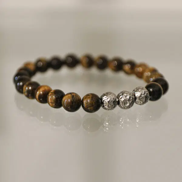 צמיד עין הנמר עם חרוזי נירוסטה מפוסלים