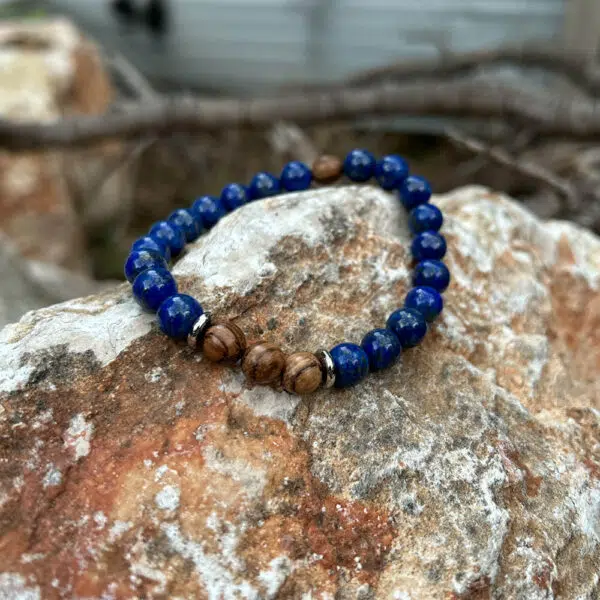 צמיד חרוזים כחול Lapis lazuli ועץ זברה