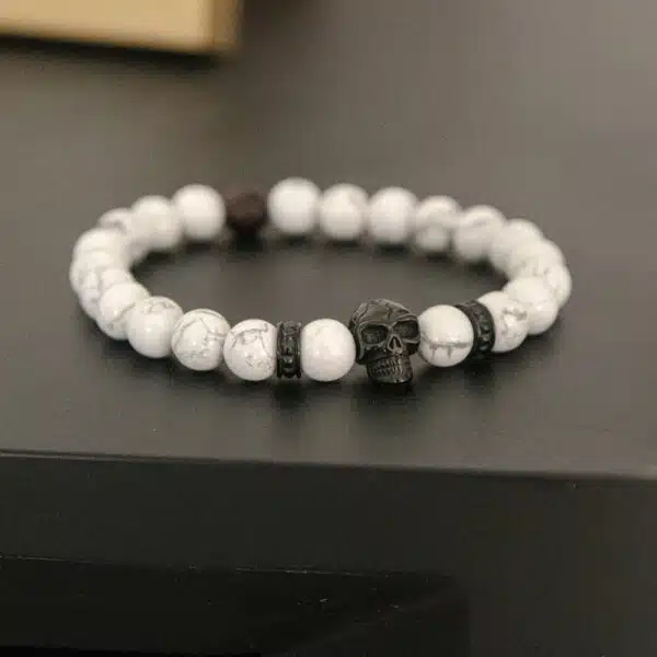 צמיד גולגולת שחורה עם חרוזי האוליט לבנים