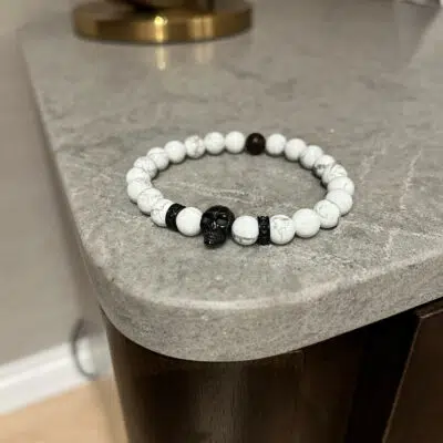 צמיד גולגולת שחורה עם חרוזי האוליט לבנים