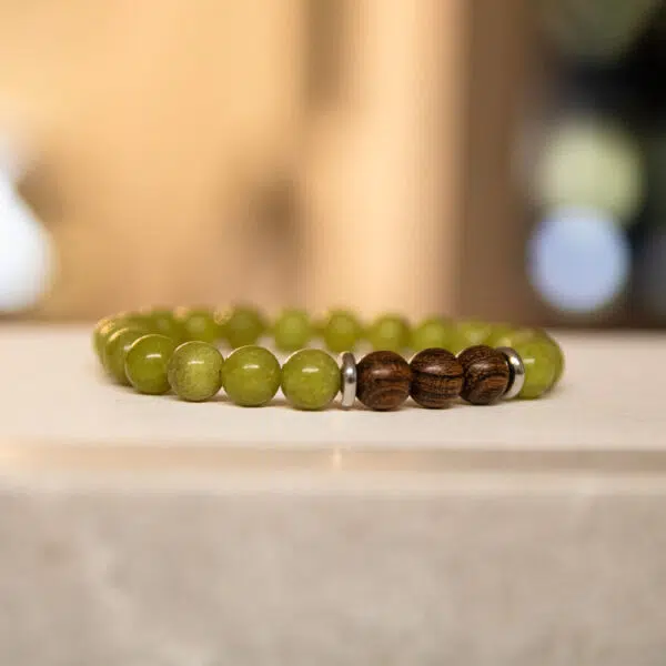 צמיד חרוזים ג'ייד בגוון צהוב-זית ועץ זברה (8mm)