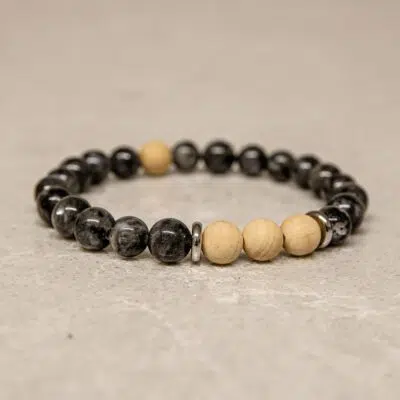 צמיד חרוזים אבן לרוויקיט אפורה ועץ מייפל בהיר 8 מ"מ