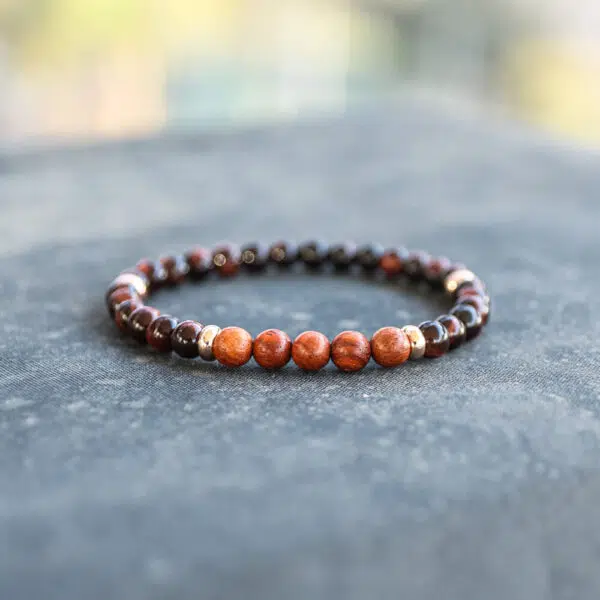 צמיד חרוזים טייגר איי אדום ועץ רוזווד (6mm)