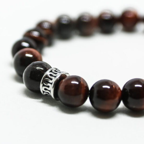 צמיד טייגר איי אדום עם חרוז נירוסטה מעוטר (8mm)