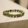 צמיד ג'ייד קנדי ירוק עם חרוז מעוטר מפלדת אל-חלד (8mm)